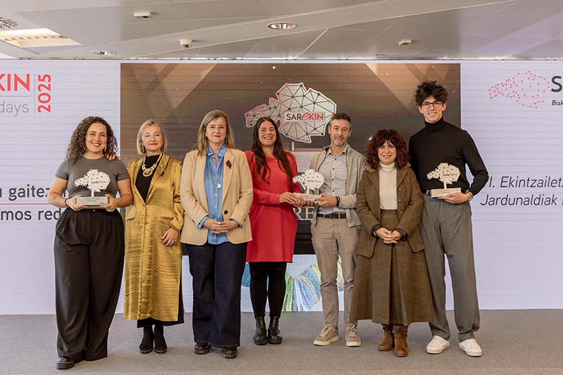 Teresa Laespada y Gloria Mugica con algunas de las persona ganadoras de los premios Sarekin
