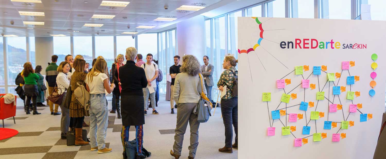 Varias personas asisten a un taller en Sarekin Days 2025